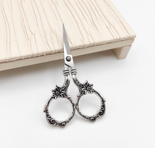 Load image into Gallery viewer, Daisy Vintage Style Small Scissors