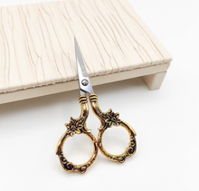 Load image into Gallery viewer, Daisy Vintage Style Small Scissors