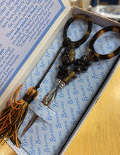 Load image into Gallery viewer, ecaille scissors, floral