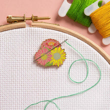Load image into Gallery viewer, Flowers Needle Minder
