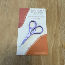 Load image into Gallery viewer, Small needlecraft scissors
